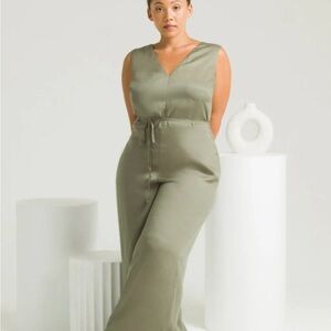 NIB Ettitude Sateen Jumpsuit
Mossy green Size SMALL